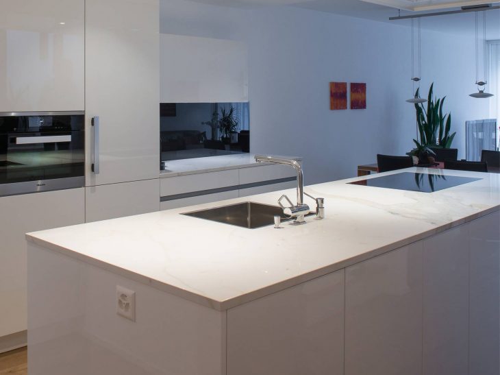 Hochglanz Arbeitsplatte aus Keramik in Marmor-Optik - Granimor