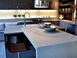 neolith-keramik-kueche-gemuetlich-lichter-kochinsel