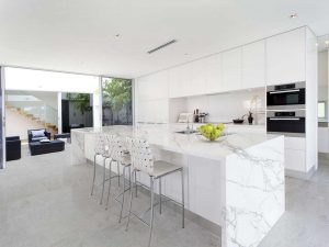 neolith-keramik-kueche-hell-marmoroptik