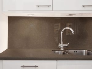 silestone-kueche-arbeitplatte-braun