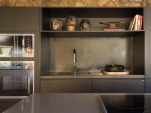 silestone-kueche-closeup-edelstahl-verkleidung