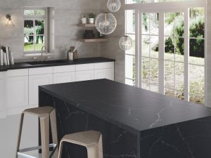 silestone-kueche-offen-hell-schwarze-arbeitsplatte